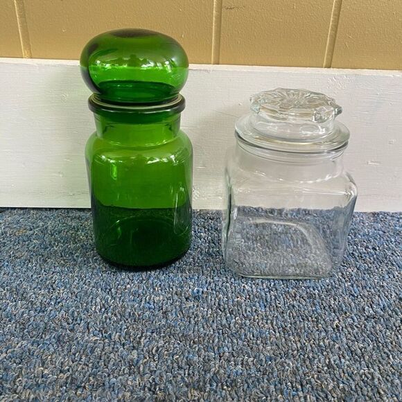 Vintage 2 glass jars one clear and one green W/lids - Picture 1 of 15